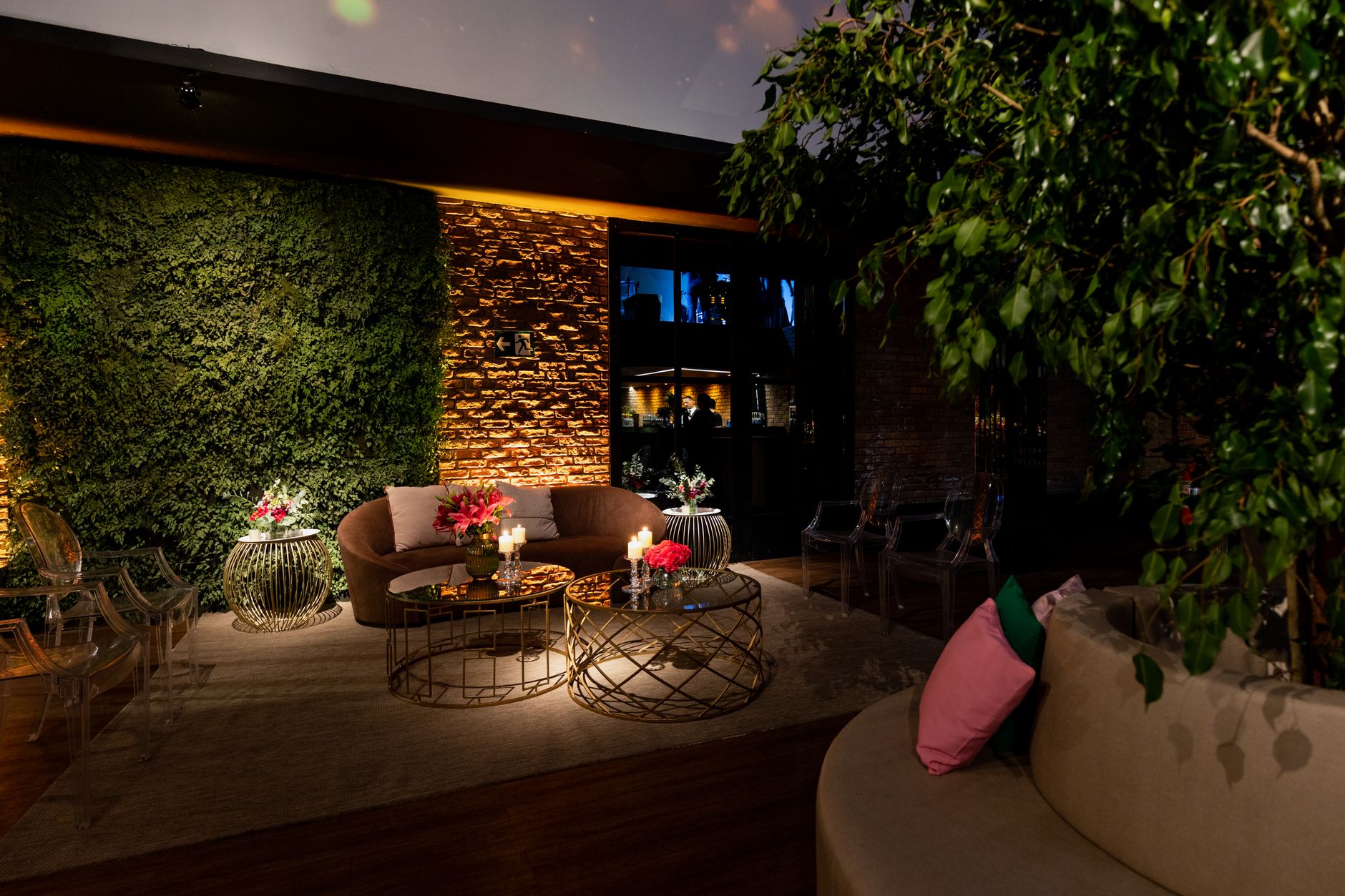 Elegant hotel foyer featuring greenery, stylish seating, and ambient lighting for a luxurious atmosphere. — Apuestas Regulare