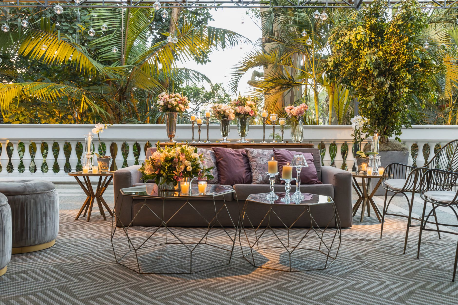 Luxurious outdoor terrace decorated with flowers, candles, and elegant furniture. — Casa De Apuestas Seguras Vs Flamengo