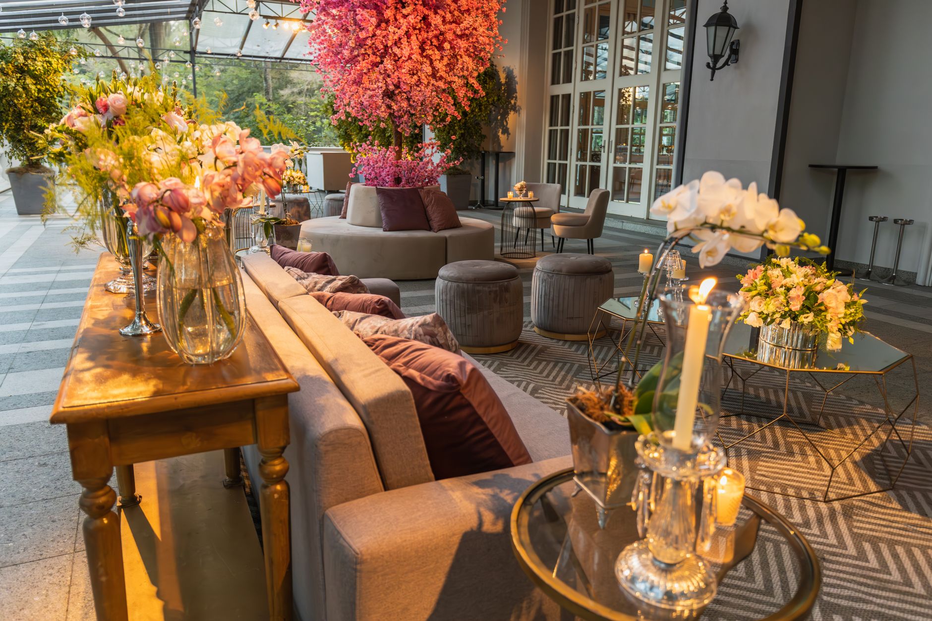 Beautiful outdoor patio decorated with vibrant floral arrangements and comfortable lounge furniture. — Casas De Apuestas Onli