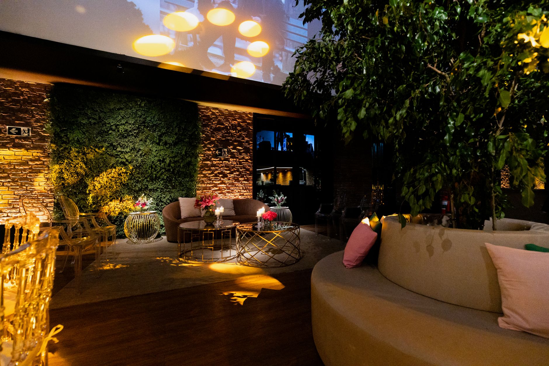 Luxurious indoor lounge with stylish seating, modern lighting, and greenery accentuating the space. — Elektronische Wedden Uf
