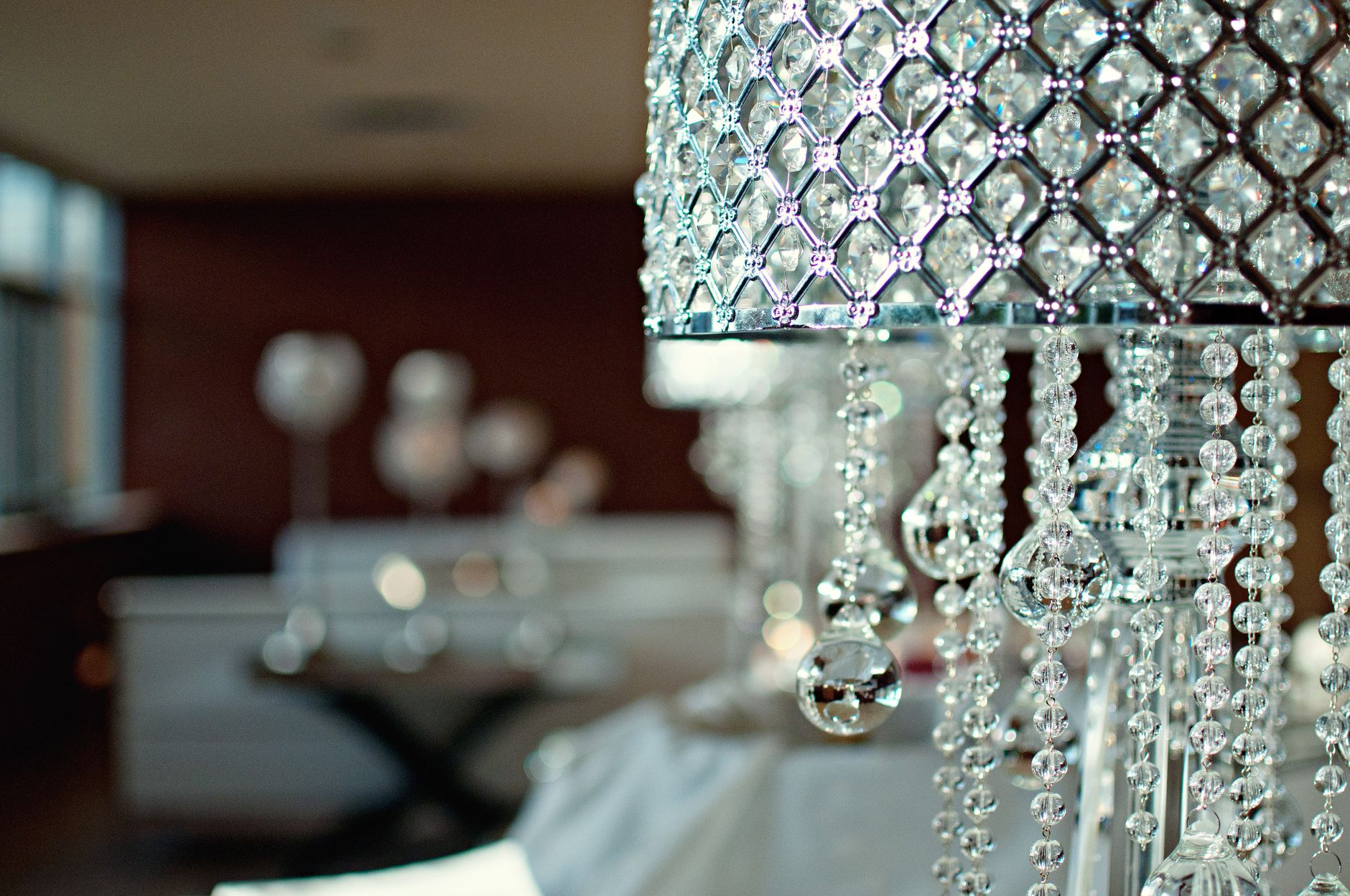 Elegant crystal lamp with intricate designs in a modern living room setting. — Esports Wedden Ufc 2026