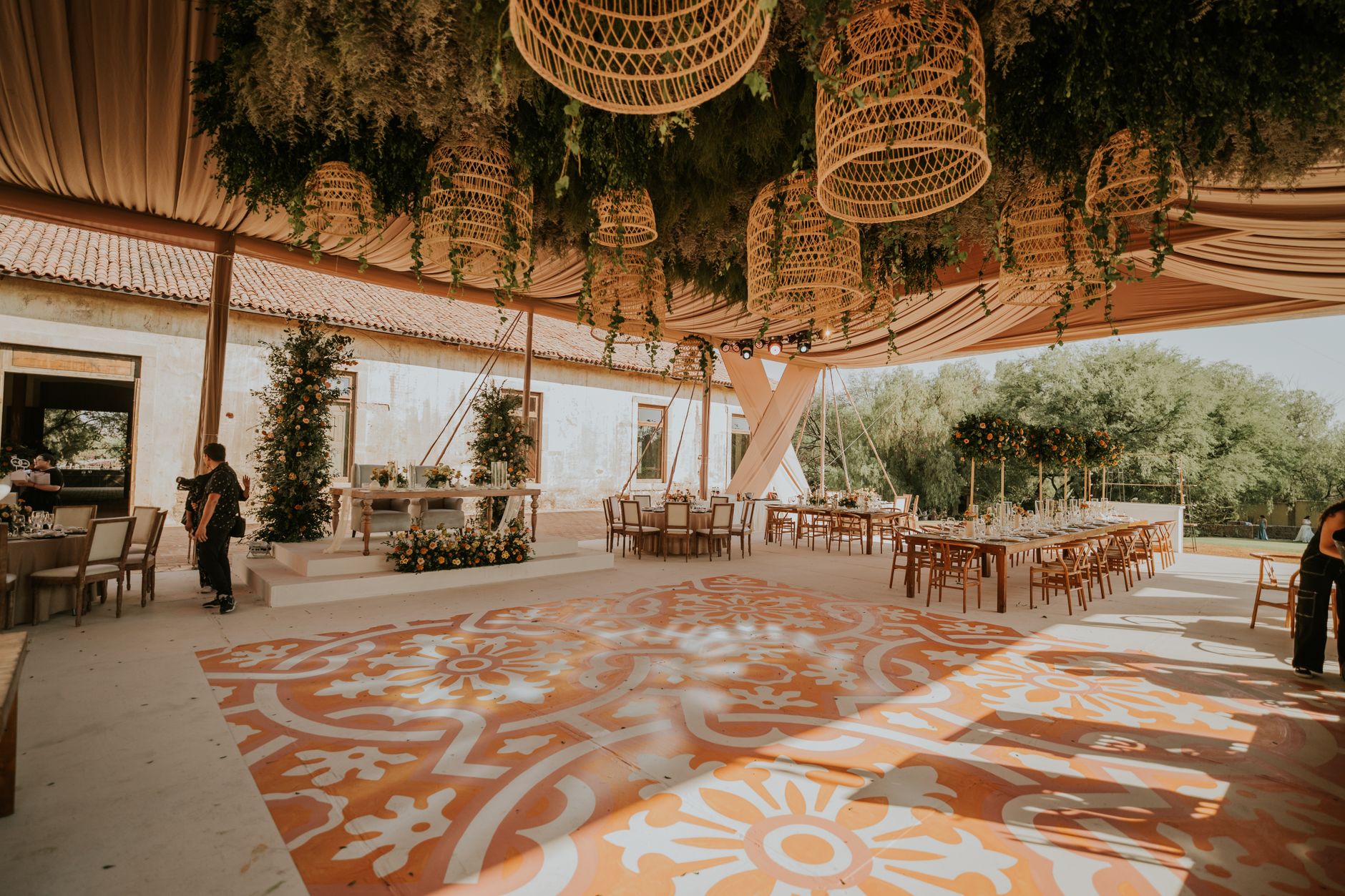 Captivating outdoor wedding venue with elegant floral decorations and wooden seating setup. — Europese Competitie Wedden Truc