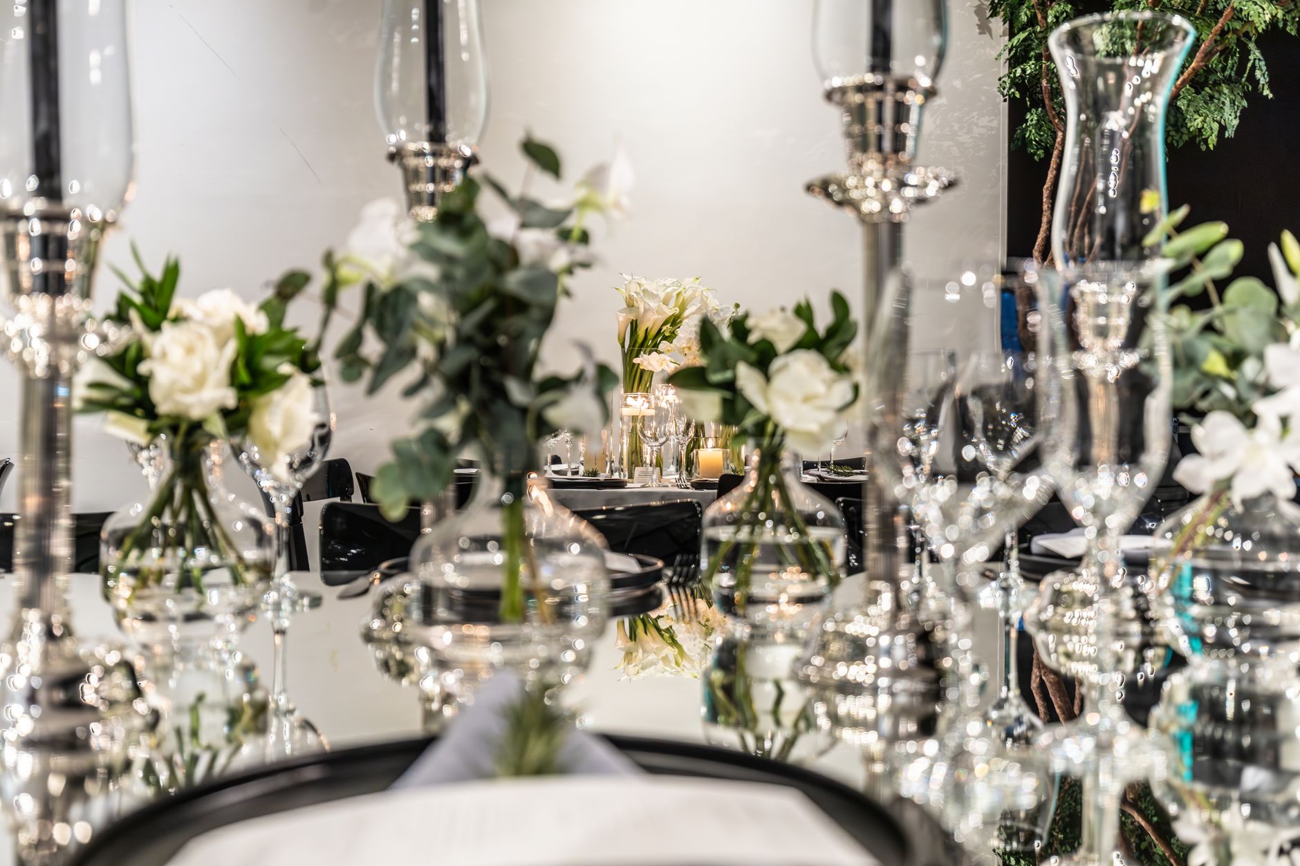 Elegant table setting with flowers and glassware at a wedding reception, reflecting style and sophistication. — Free Casino G