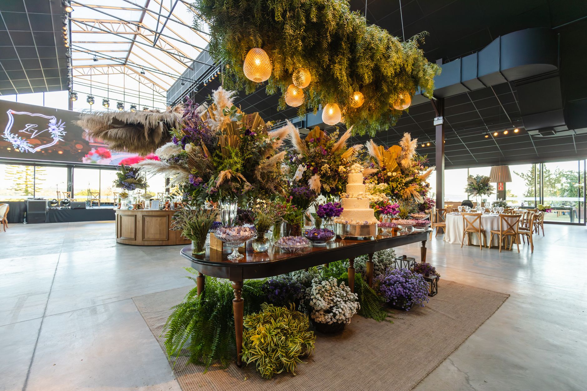 Beautifully arranged wedding venue with floral decor and wedding cake, set indoors. — Free Europese Competitie Wedden