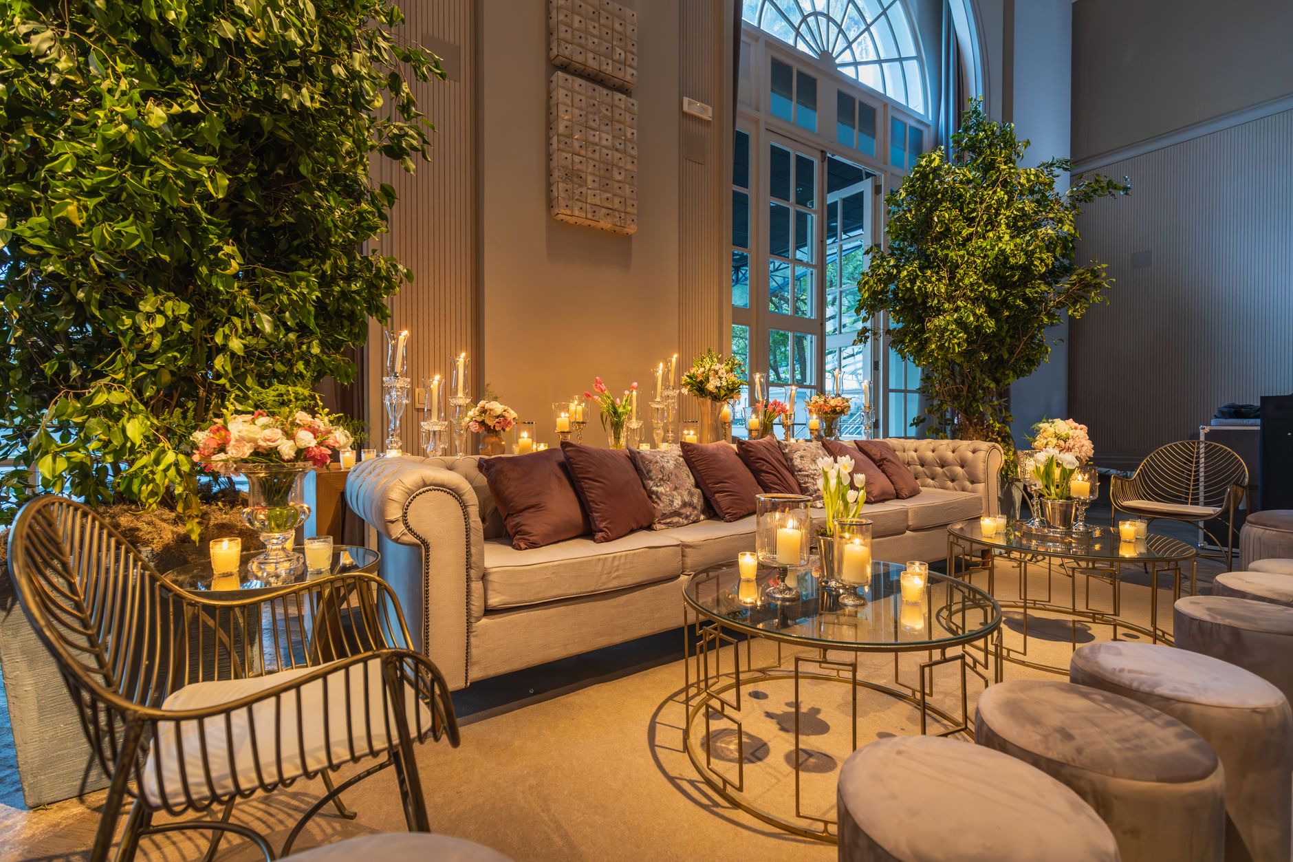 A luxurious indoor seating area adorned with candles, flowers, and plush cushions. — Free Sport Spelletjes Voorspellingen 202