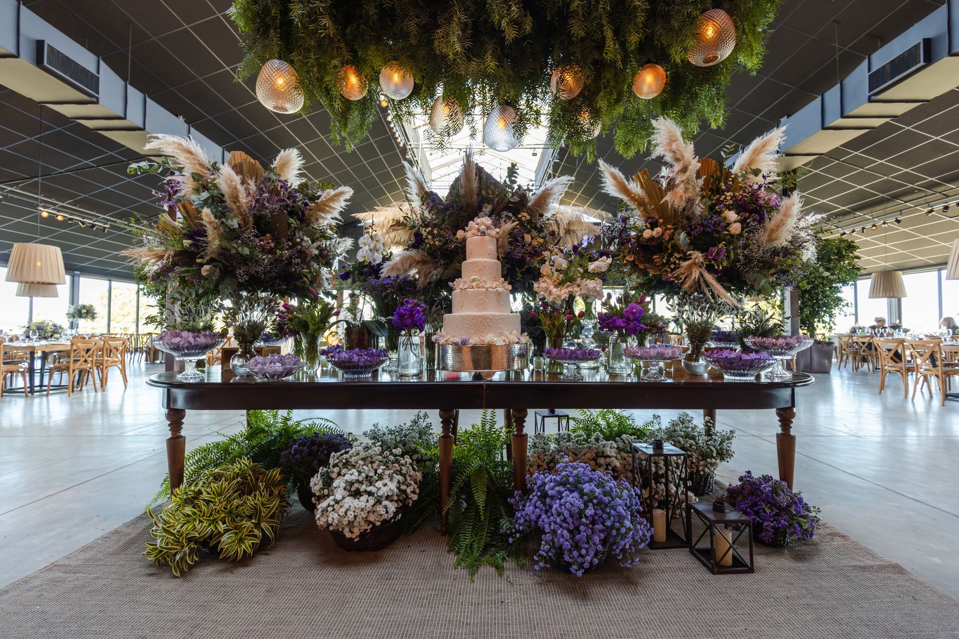 Lush floral arrangements and a tiered wedding cake create a stunning reception centerpiece. — Free Voetbal Voorspellingen 202