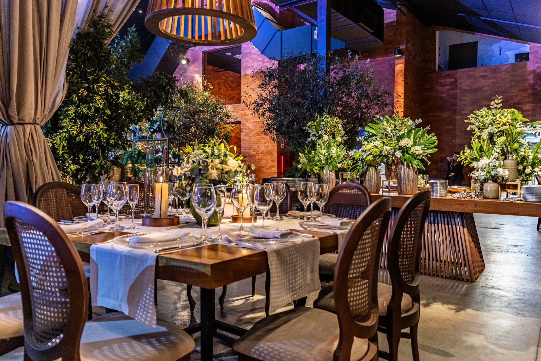 A beautifully arranged dining table with flowers and elegant decor in a modern restaurant setting. — Geld Verdienen Met Wedde