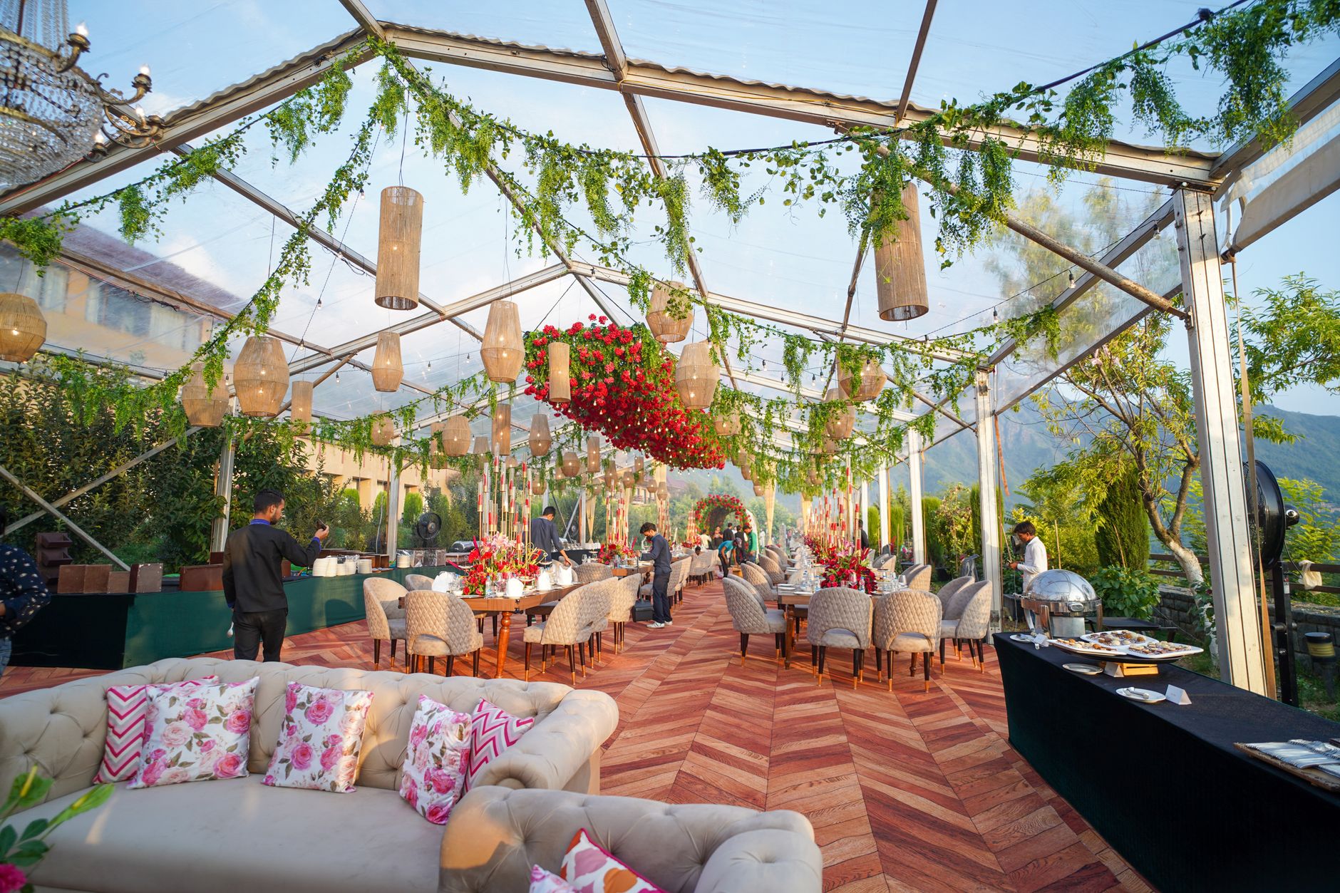 A beautifully arranged wedding reception in Srinagar featuring elegant floral decor and luxurious seating. — Geld Verdienen M