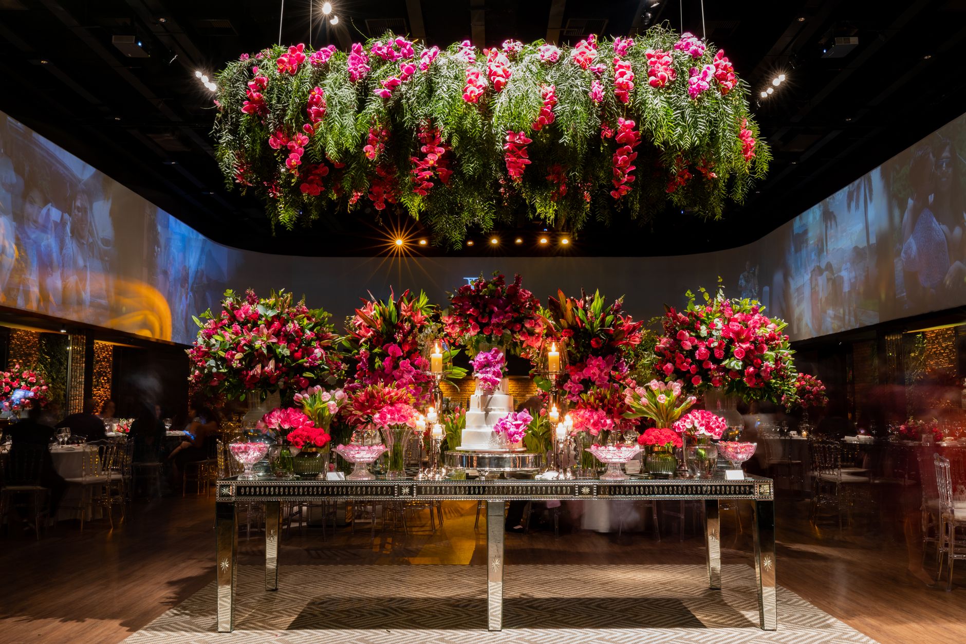 Stunning flower arrangements and cake table set in an elegant indoor venue. — Goede Site Voor Esports Online Wedden