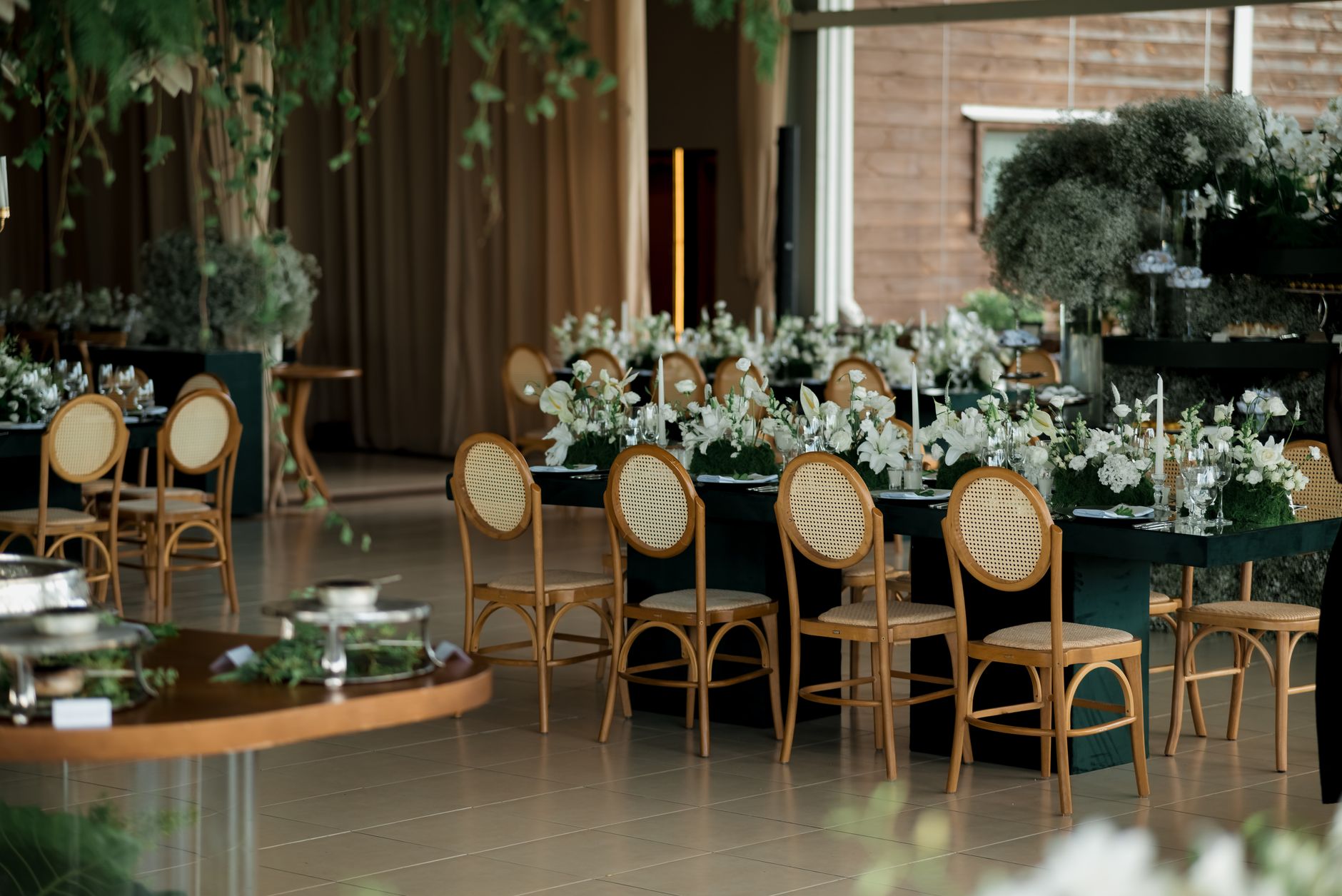 Beautifully decorated indoor wedding reception with floral arrangements and elegant seating. — Gokken Ek Volleybal