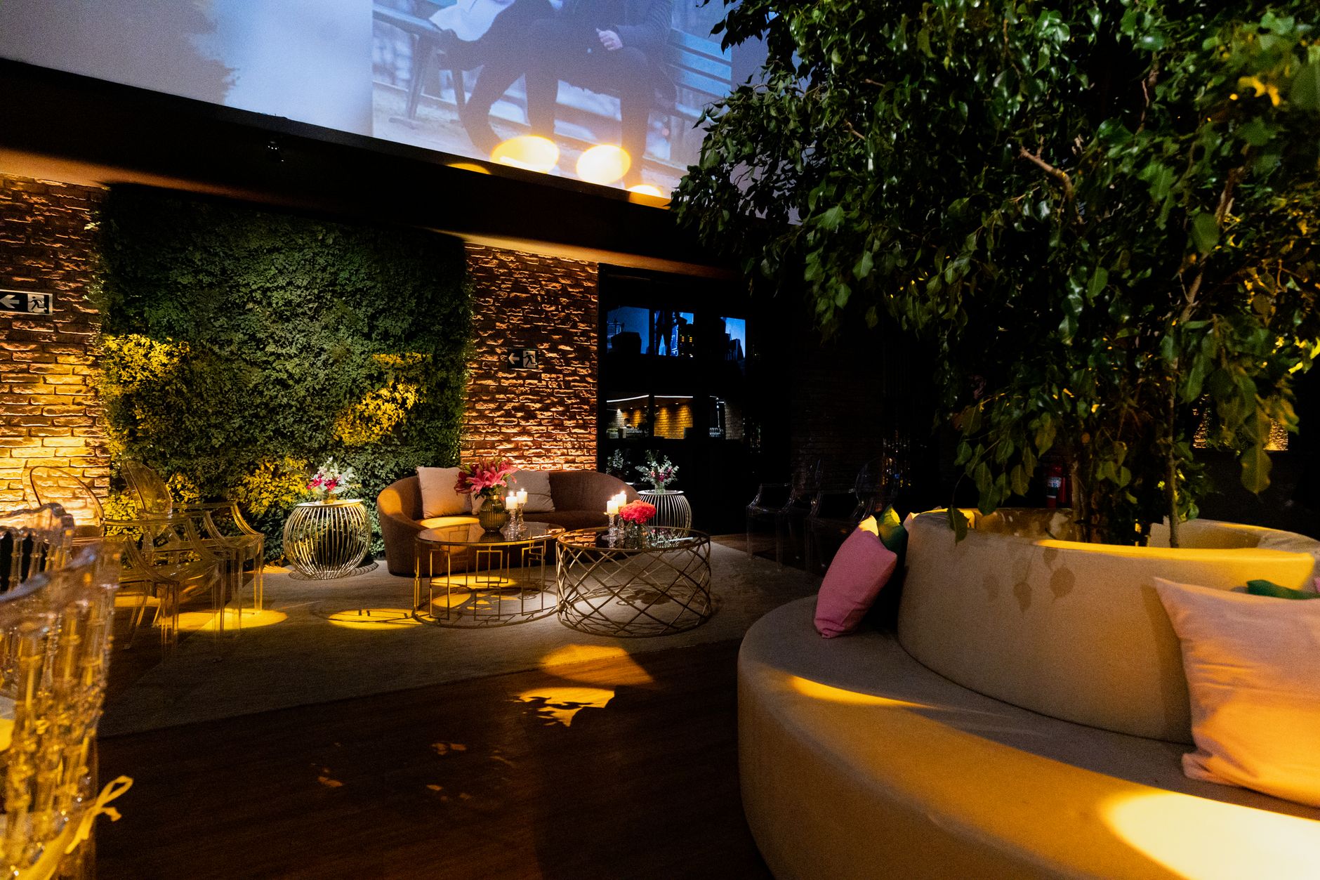 Luxurious hotel lobby featuring cozy sofas, indoor plants, and ambient lighting. — Gratis Nhl Wedtrucs