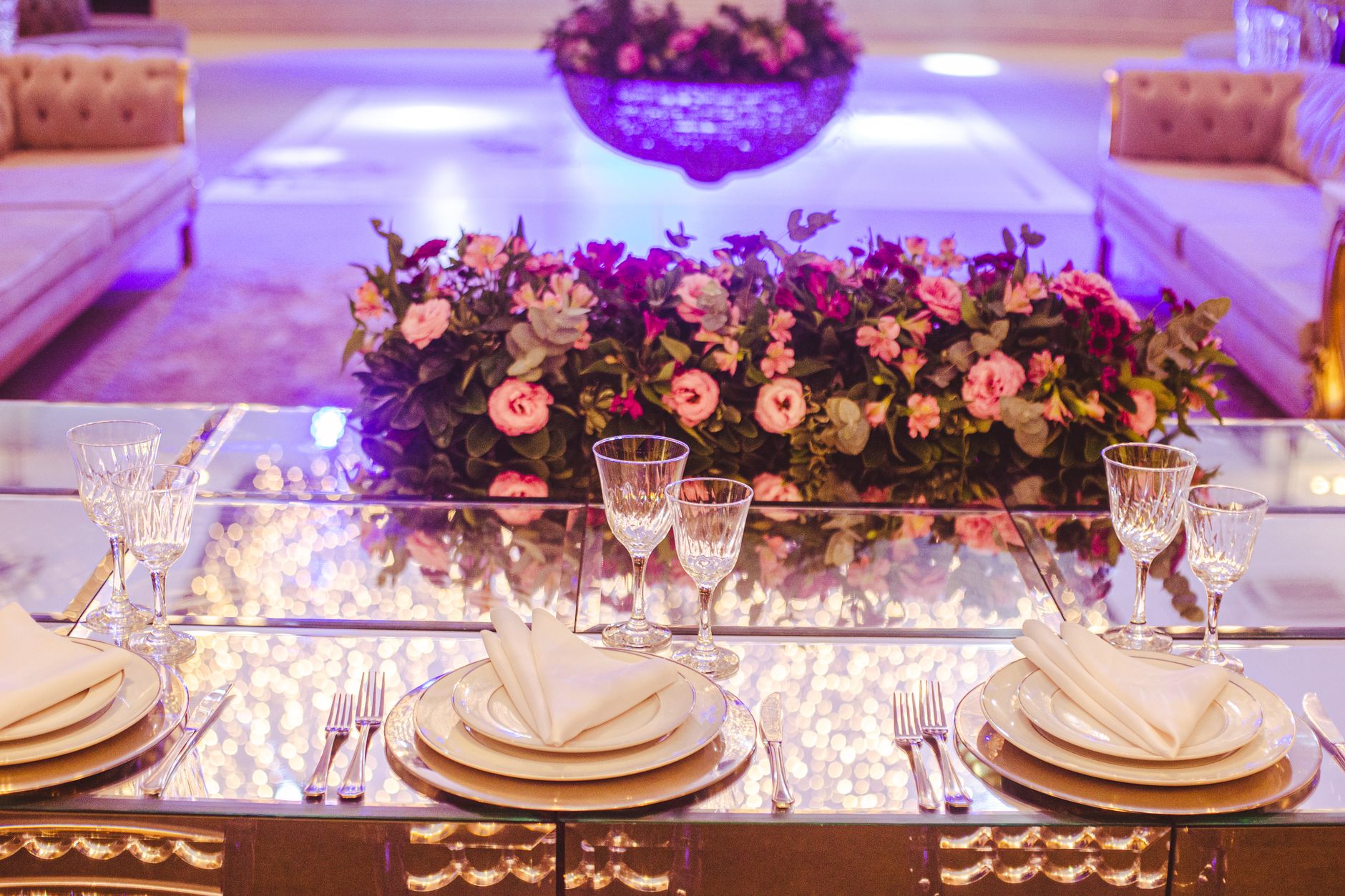 Luxurious dining table setting with elegant floral centerpiece and crystal glassware. — Gratis Voetbal Voorspellen