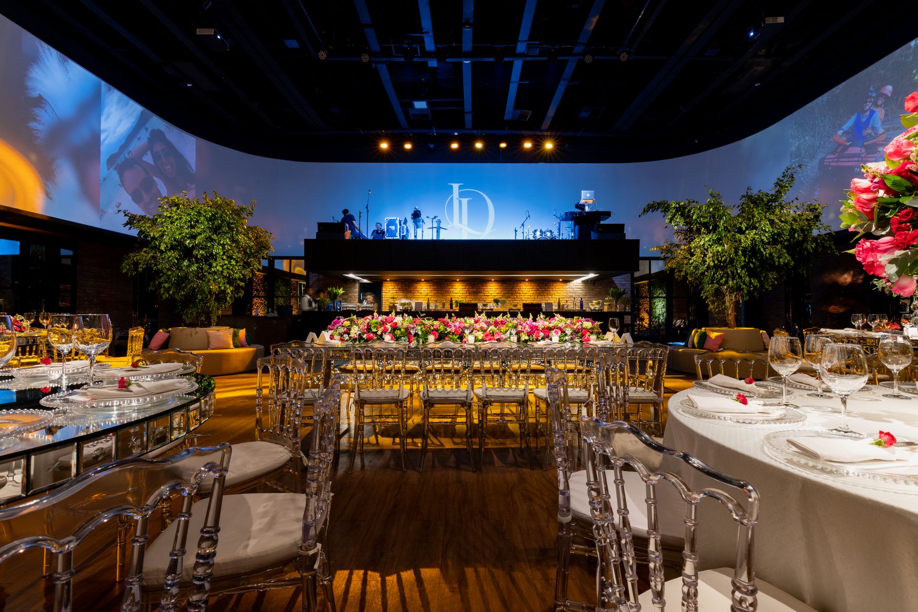 Luxurious indoor wedding reception with elegant table settings, floral arrangements, and ambient lighting. — Igobet Online We