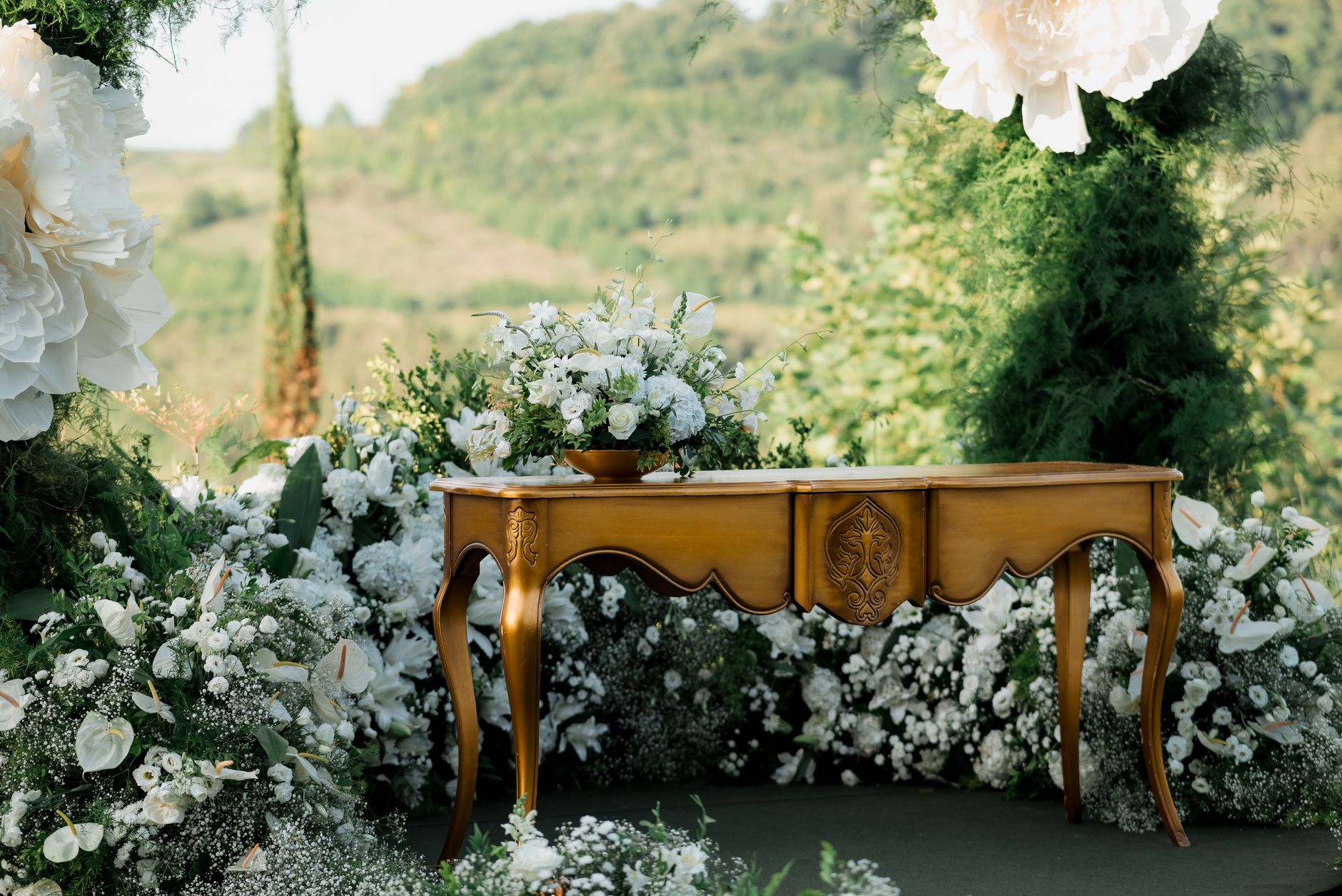 Charming outdoor wedding setup with elegant floral decor and vintage wooden table. — Scommesse Live Eurobet