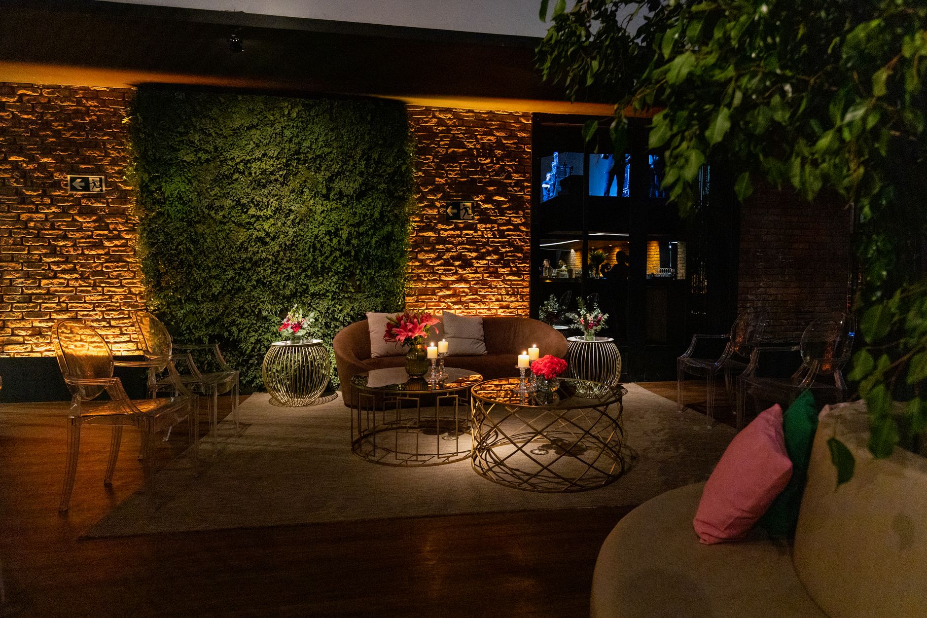 Cozy indoor lounge featuring elegant sofas, ambient lighting, and vibrant decor accents. — Scommesse Live Hockey