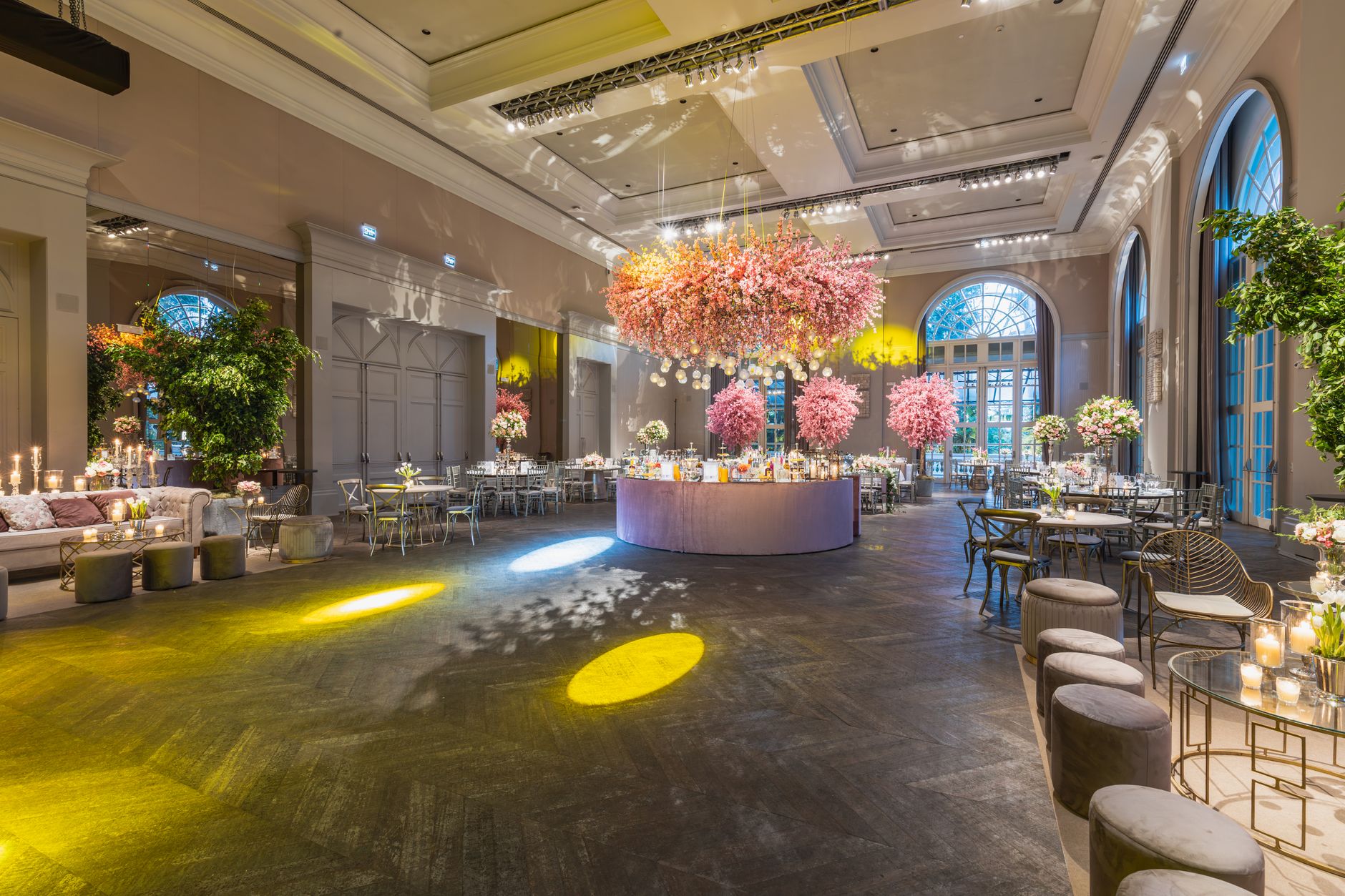 Elegant wedding reception in a luxurious hall with stunning flower arrangements and ambient lighting. — Scommettere Su Finale