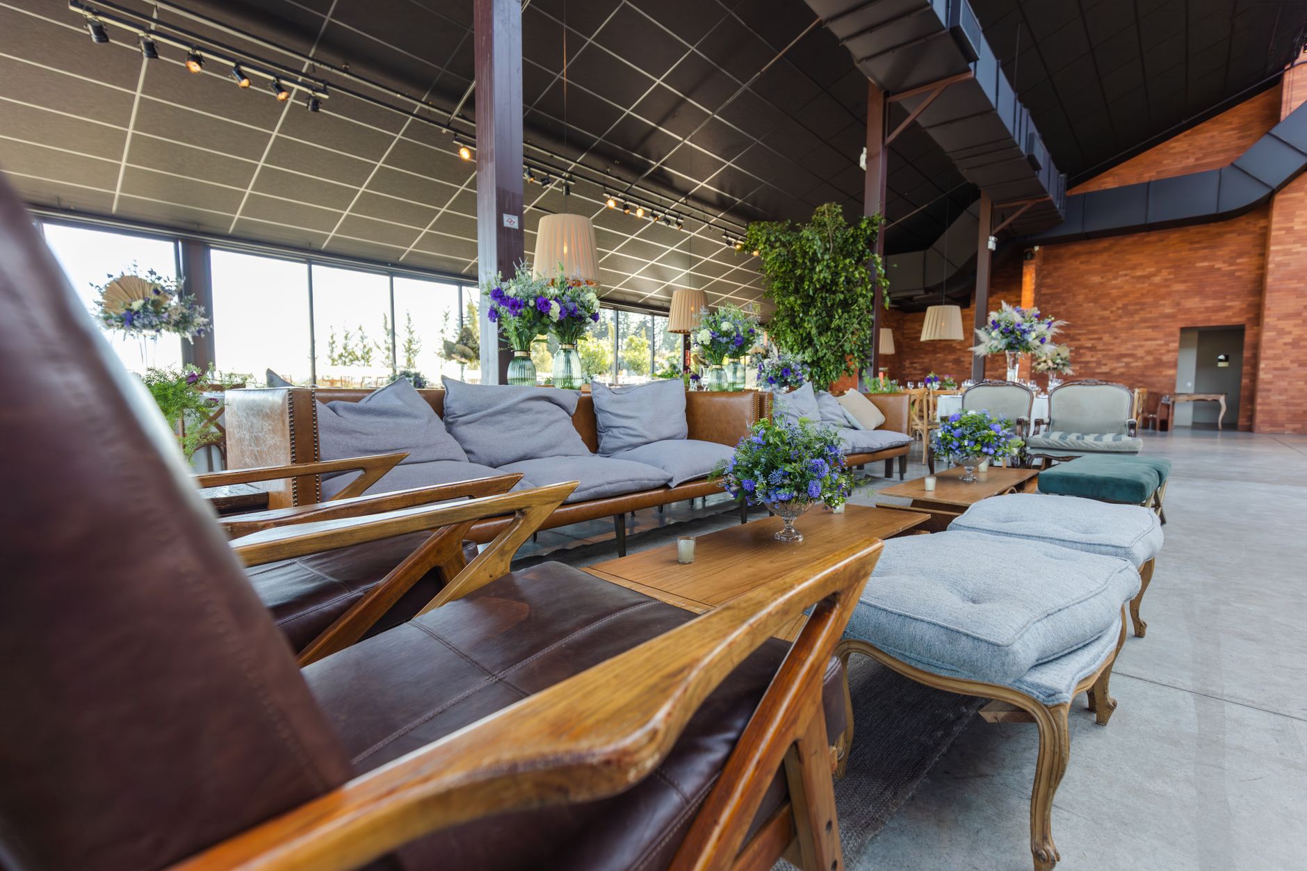 Spacious banquet hall featuring modern furniture and lush floral decor. — Scommettere Su Se Stessi