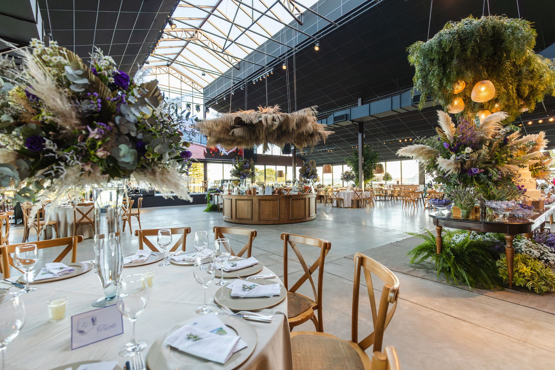 A beautifully decorated indoor wedding venue with floral arrangements and elegant table settings. — Scommettere Sul Pari E Di