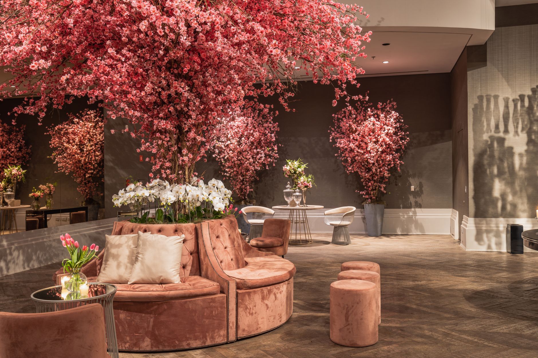 Elegant indoor lounge featuring cherry blossom decorations and plush seating for a sophisticated ambiance. — Scommettere Ufc