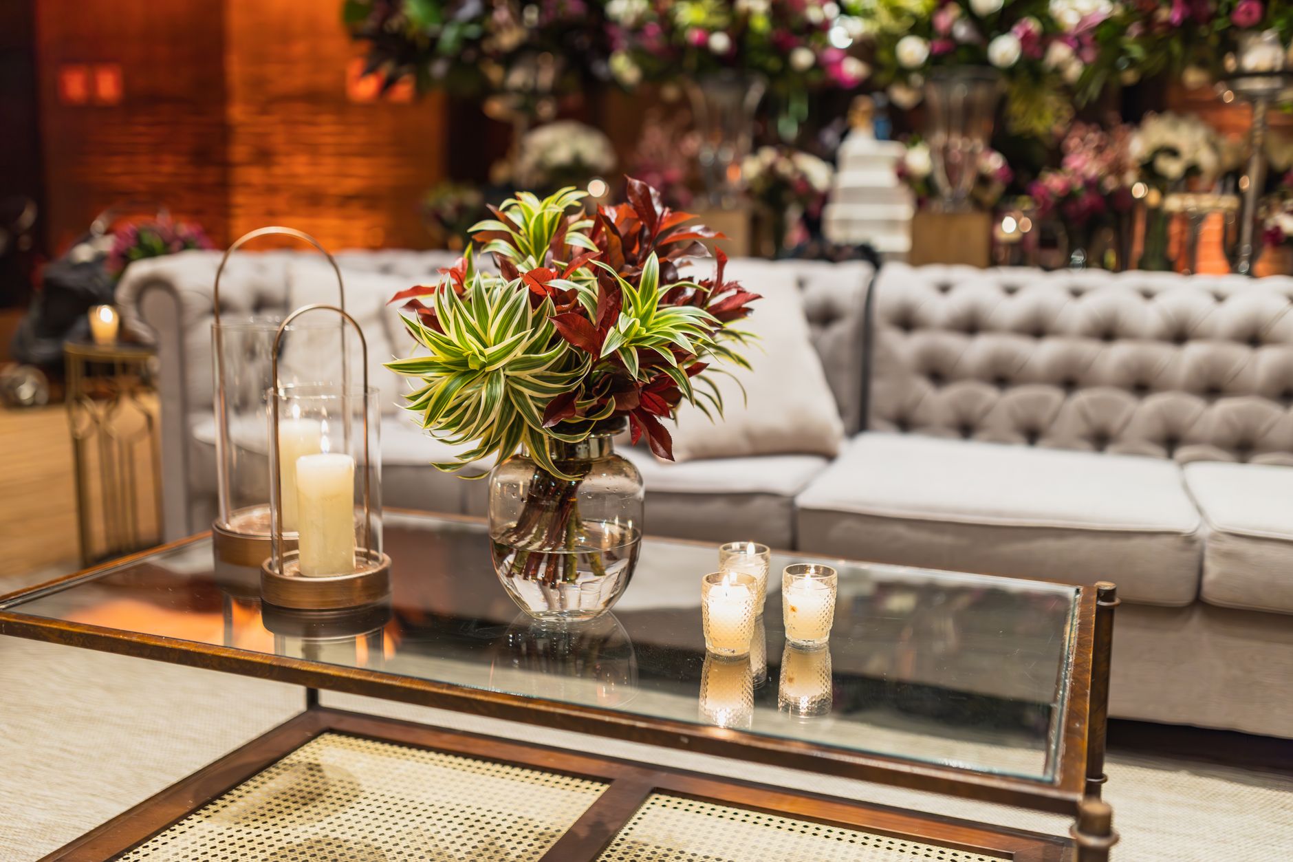 Luxurious living room featuring a glass table with stylish decor and a plush sofa. — Scommetti Sport Mobile