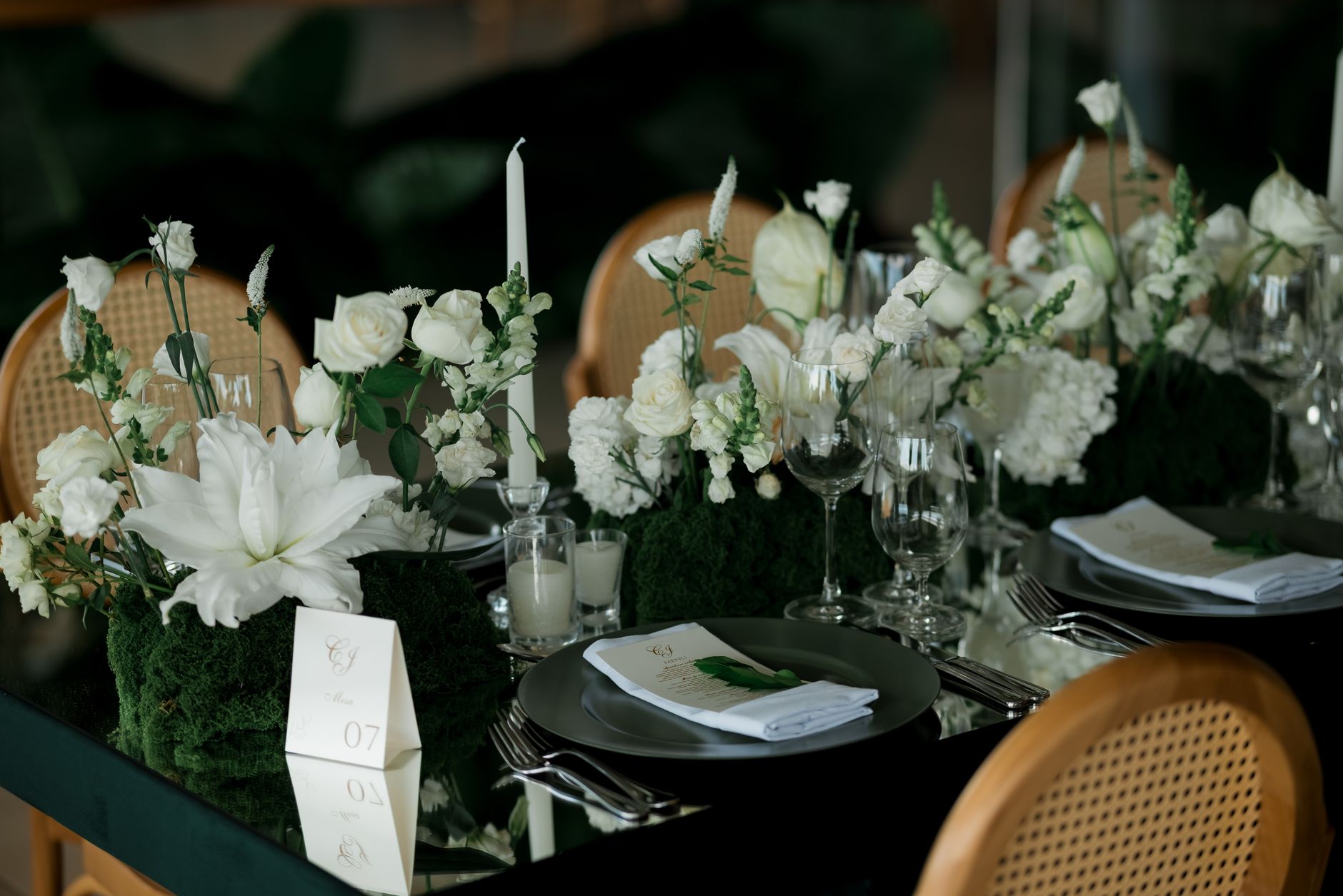 Beautifully decorated wedding reception table with white floral centerpiece and glassware. — Scommetti Sport Zanichelli