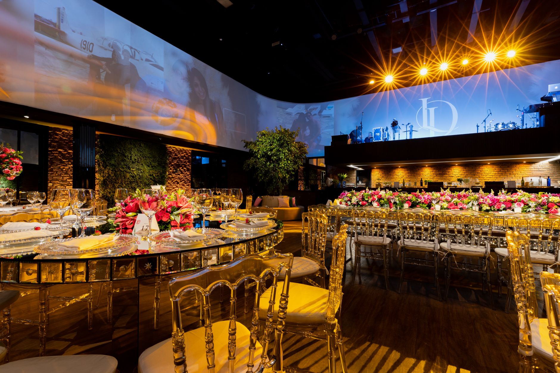 Luxurious indoor wedding venue with elegant table settings and warm lighting. — Sportwedstrijden Mobiel Wedden