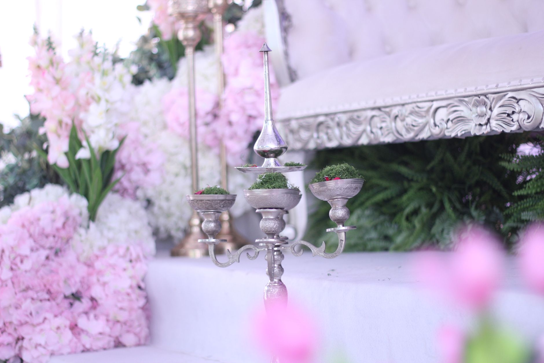 Elegant floral scene featuring ornate candlestick and lush pink hydrangeas. — Vincita Sicura Scommesse