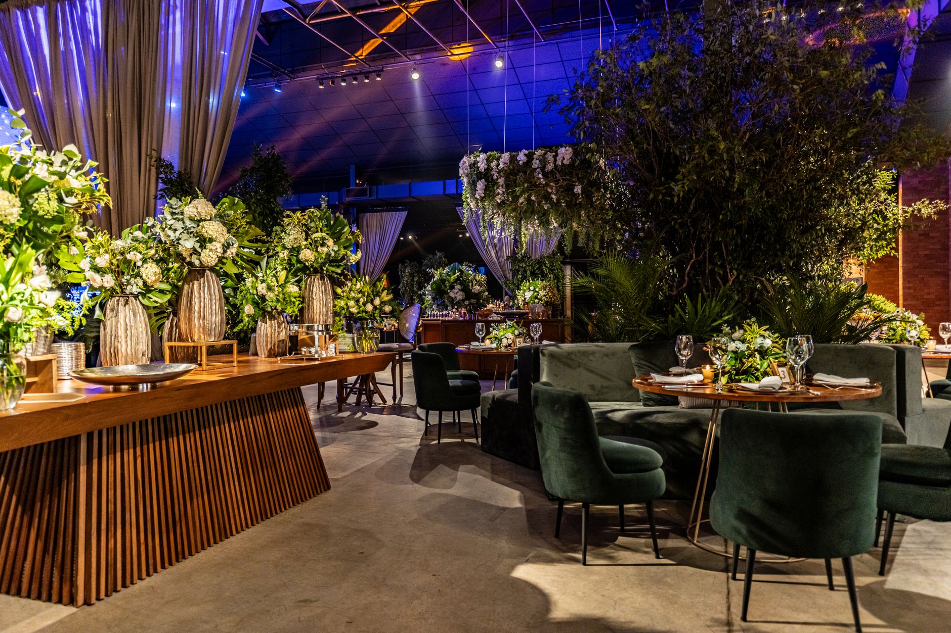 Chic indoor banquet setup featuring lush green floral arrangements and modern table settings. — Vincite Scommesse E Isee