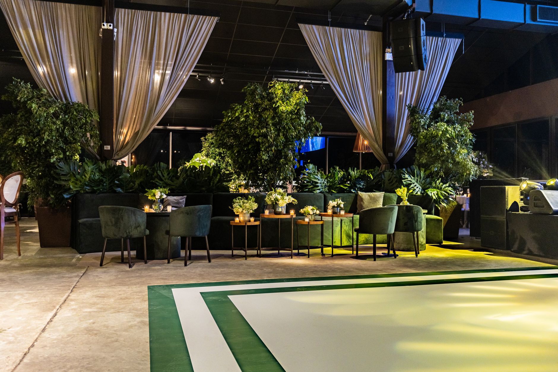 A stylish, modern indoor venue with lush greenery, drapes — William Hill Apuesta Gratis Primera Apuesta