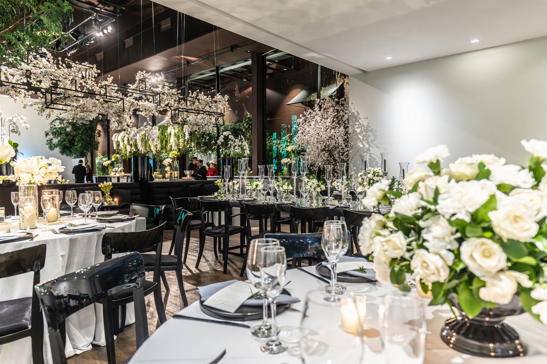 Beautifully arranged wedding venue with flowers, table settings, and wineglasses. — Yaass Casino App Apuestas Deportivas