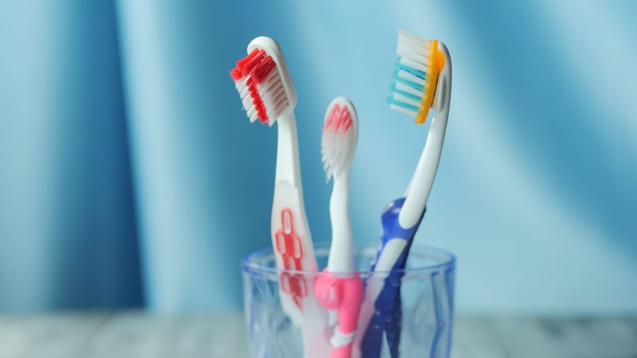 Affordable electric toothbrush offers quick feedback for users
